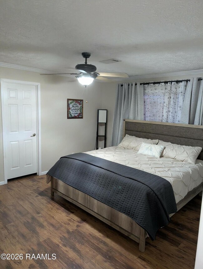 Building Photo - 206 Windcreek Ln