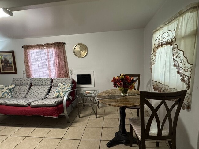 Building Photo - 1 BR 1Ba Furnished Casita with all Utilities Included