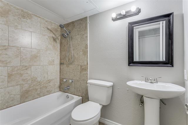 Building Photo - 3929 Commonwealth Dr