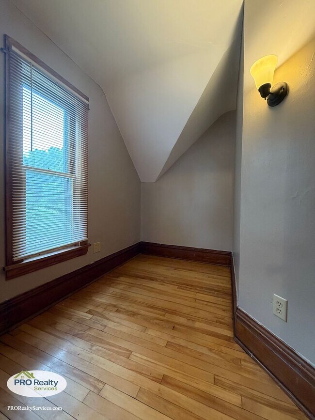 Building Photo - Charming 3 Bedroom Home