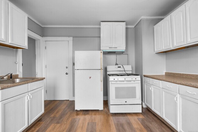 Building Photo - 14 Crown St