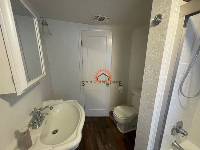 Building Photo - Charming Country home. 2 bed 1 bath