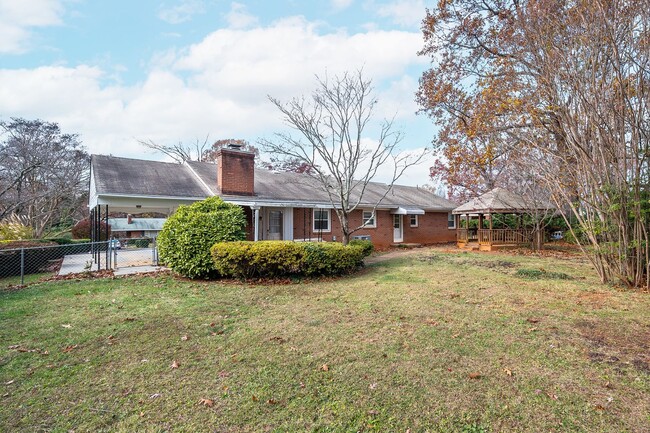 Building Photo - 4 Bedroom Home in Lynchburg