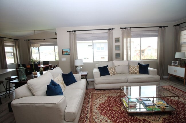 Building Photo - Amazing 4bdrm home in Forest Lakes