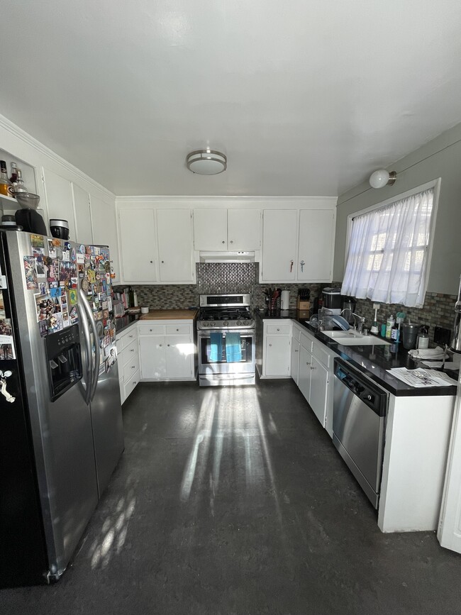 Kitchen granite countertops - 13380 Beach Ave