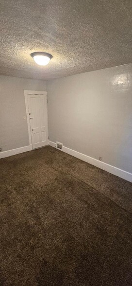 Building Photo - 3 S Shabbona St