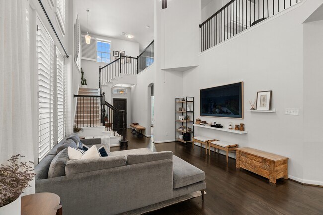 Building Photo - 6643 DeLeon St