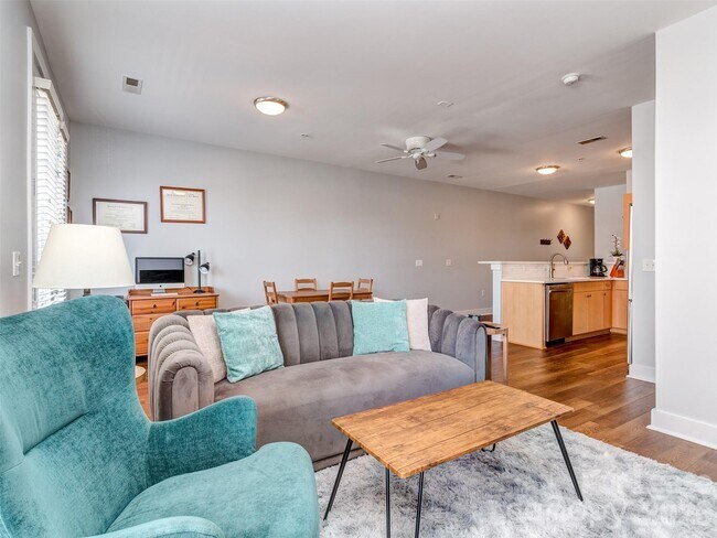 Building Photo - 1101 W 1st St