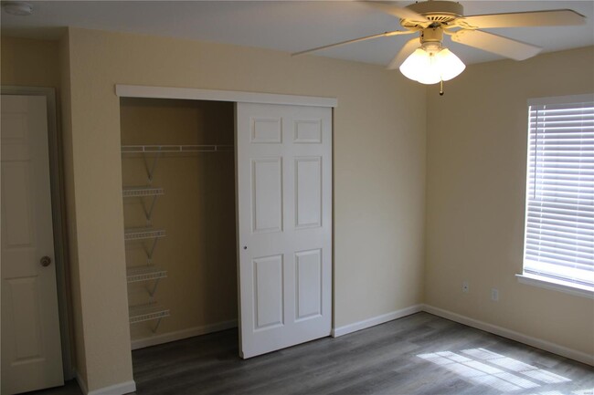 Building Photo - 815 Woodside Creek Dr