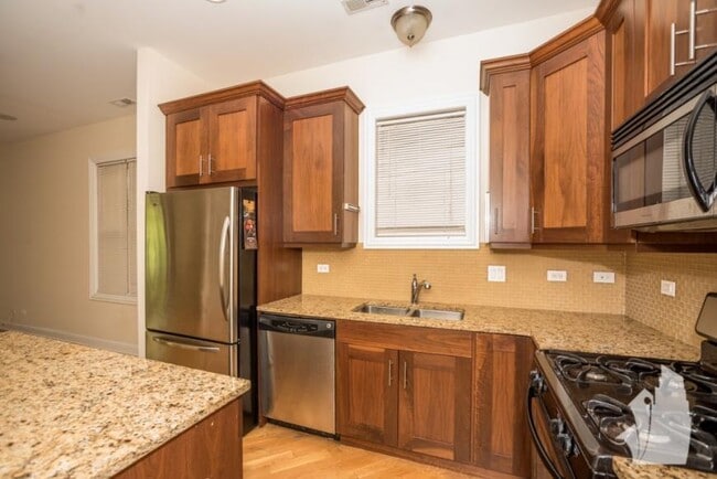 Building Photo - 4 bedroom in Chicago IL 60657