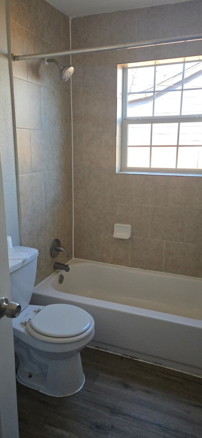 Building Photo - 6928 Hershe St