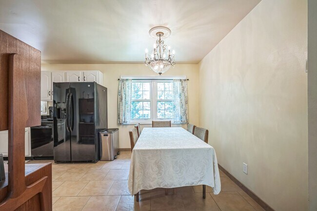 Building Photo - Charming 4 Bedroom Brick Home - Ideal Loca...