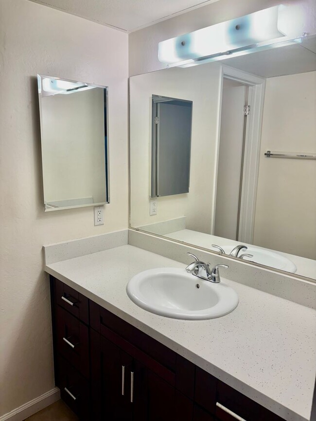 Building Photo - Light, Bright and Pleasant- 1 bd 1 bath Co...