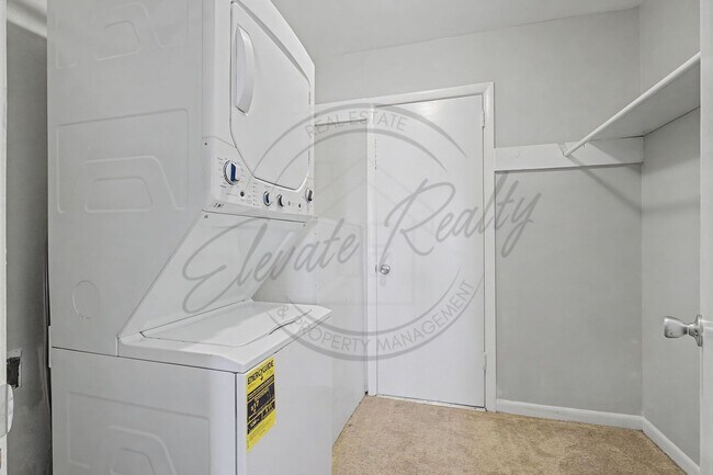 Building Photo - Two Bedroom Condo, 2nd Floor, across from Madison Park with stackable washer/dryer!