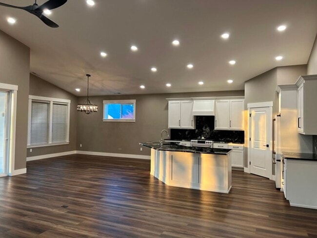 Building Photo - 3Bd/2Ba Single Story House - Available to ...