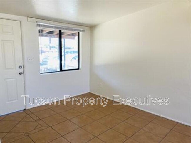 Building Photo - 1654 N Beverly Ave