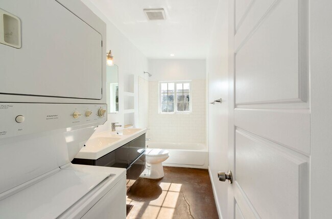 Building Photo - Waverly