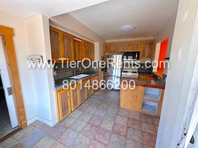 Building Photo - This property offers a NO DEPOSIT option available for qualified renters!
