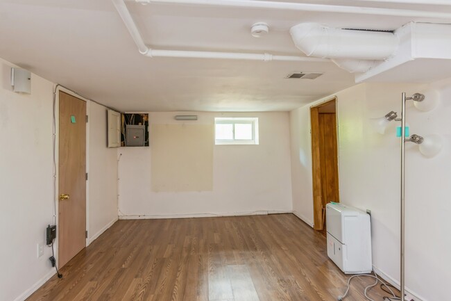 Building Photo - 27 Oakdale Ave