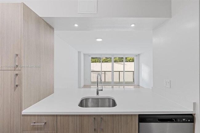 Building Photo - 1756 N Bayshore Dr