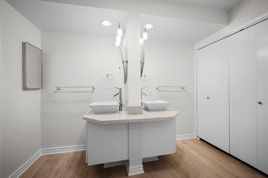 Building Photo - 323 N Jackson St