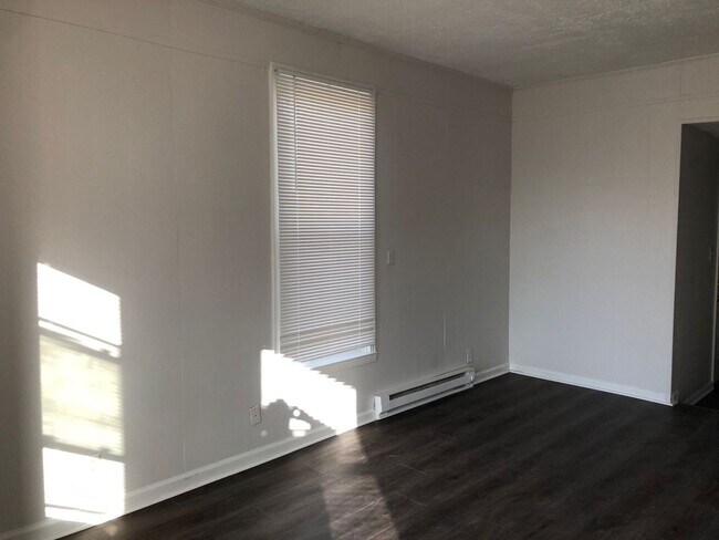 Building Photo - 809 Forest St