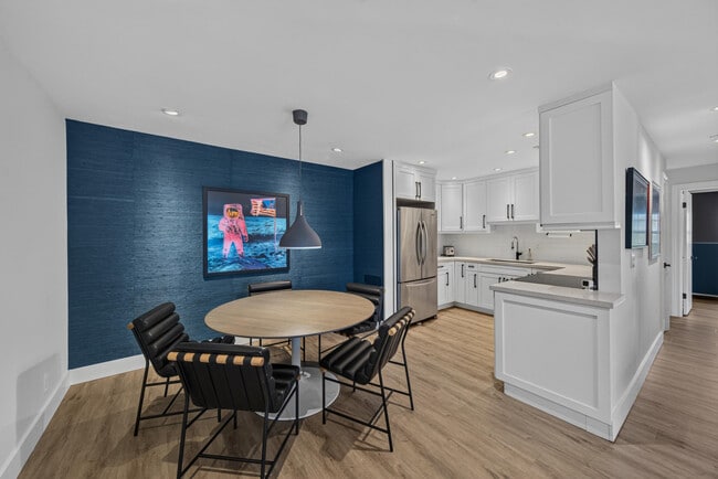 Building Photo - 6515 Bay Club Dr