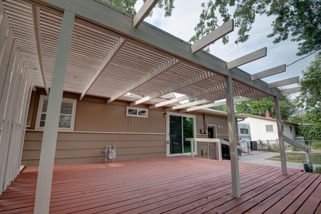 Building Photo - 4 Bedroom 2 Bathroom Located on the Boise Bench (Available for a 6 month lease).