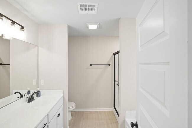 Building Photo - Like new, Move in Ready.