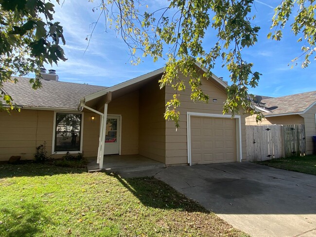 Building Photo - 3 bedroom duplex in Broken Arrow!