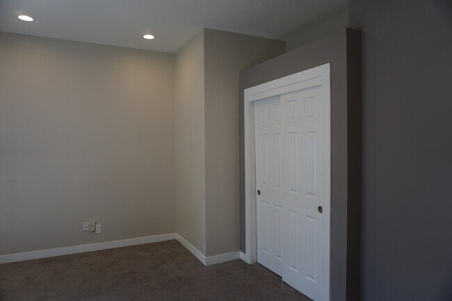 Building Photo - 900 S 300 E