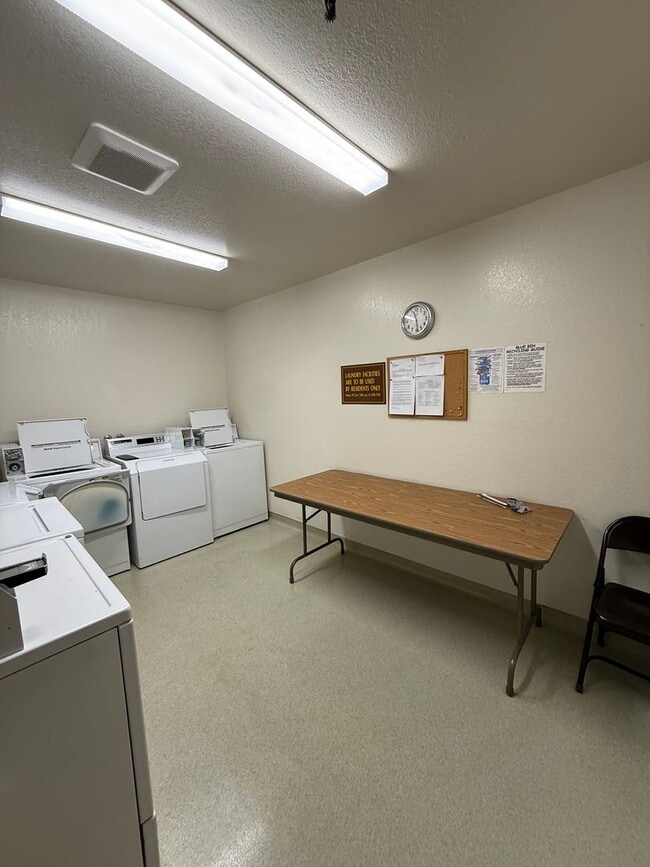 Building Photo - Low income 62+ 1 bedroom at Vista Prieta!