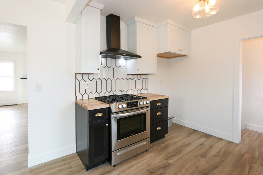 Building Photo - 1058 S Roberta St