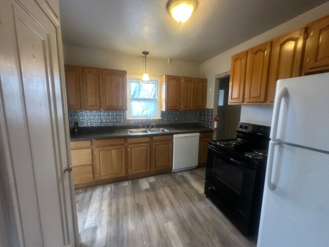 Building Photo - 2 bedroom, 1.5 bathroom, pet friendly home...