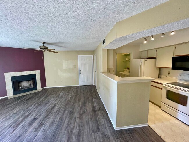 Building Photo - Expansive One Bedroom in Winding Hollow!