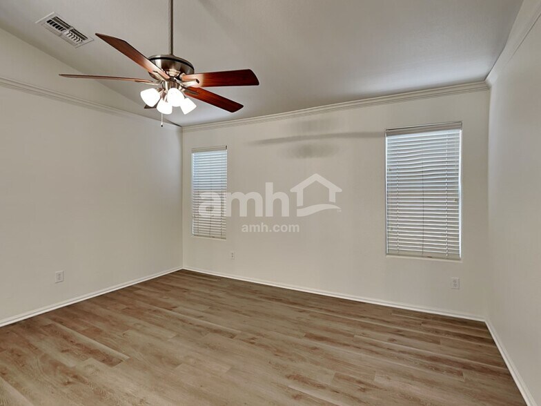 Building Photo - 2220 W Madre Del Oro Dr