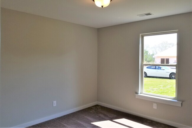 Building Photo - Home for Rent in Lincoln! Available to view with 48 hour notice!