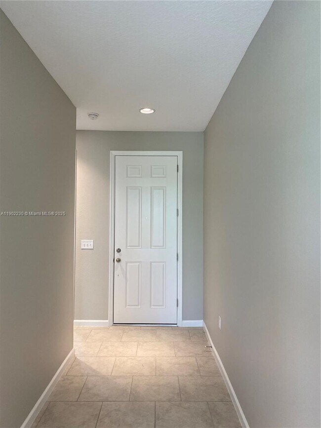 Building Photo - 308 Lake Smart Cir