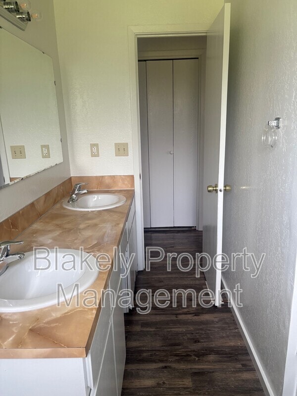 Building Photo - 3047 N Linda Vista Ln