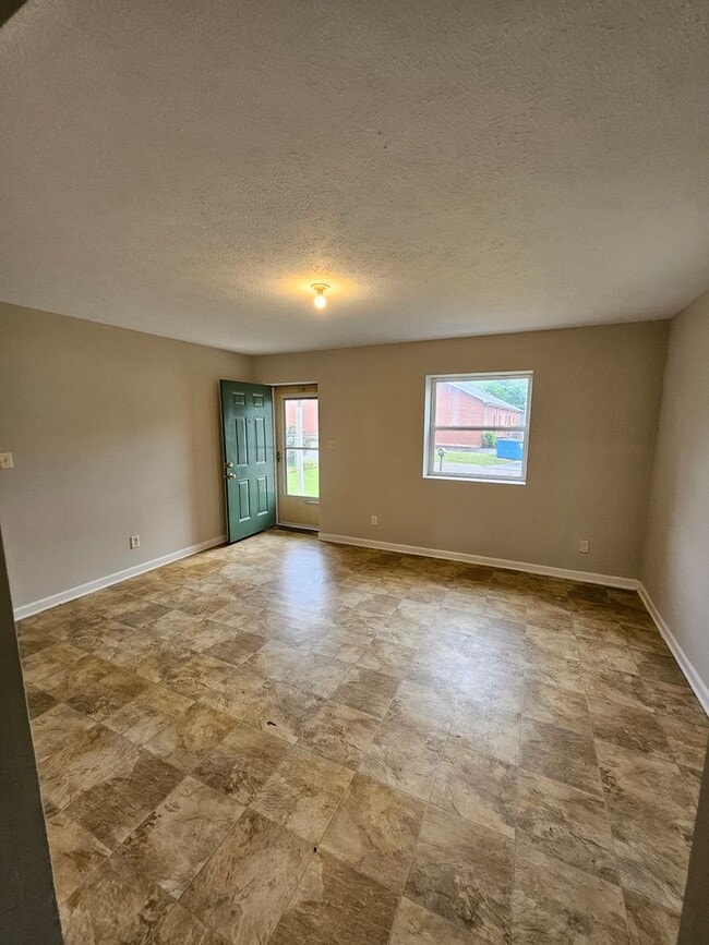 Building Photo - Large 2 bedroom house