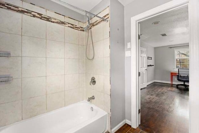 Building Photo - 827 W 43rd St