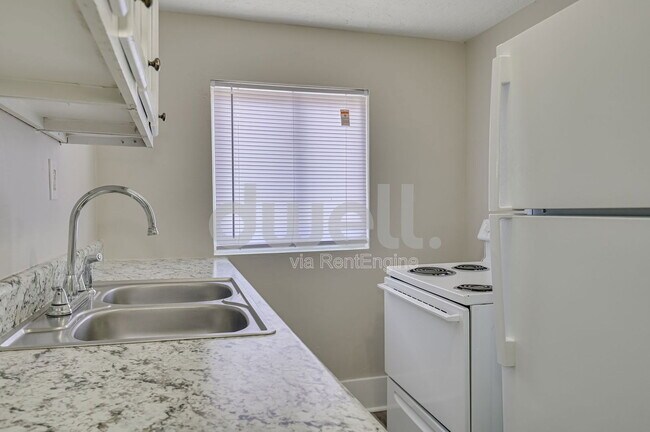 Building Photo - 1927 Central Ave