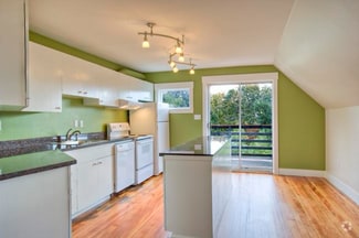 Building Photo - Bright & Charming 3bed/1bath Upper Duplex ...
