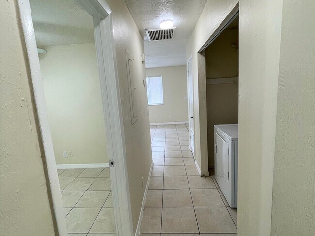 Building Photo - 2710 Fern Palm Dr