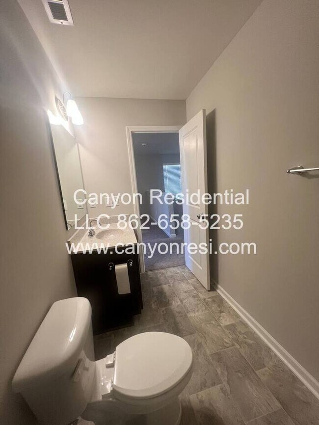 Building Photo - Beautiful 3 Bedroom 2.5 bath in well sough...