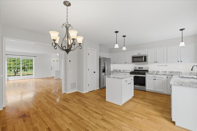 Building Photo - Updated 3BR End-Unit Townhome in Ashburn Farm