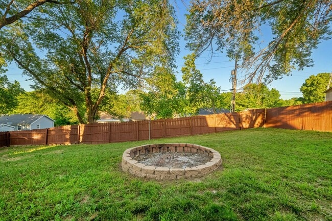 Building Photo - Charming 3-Bedroom Home with Spacious Layo...