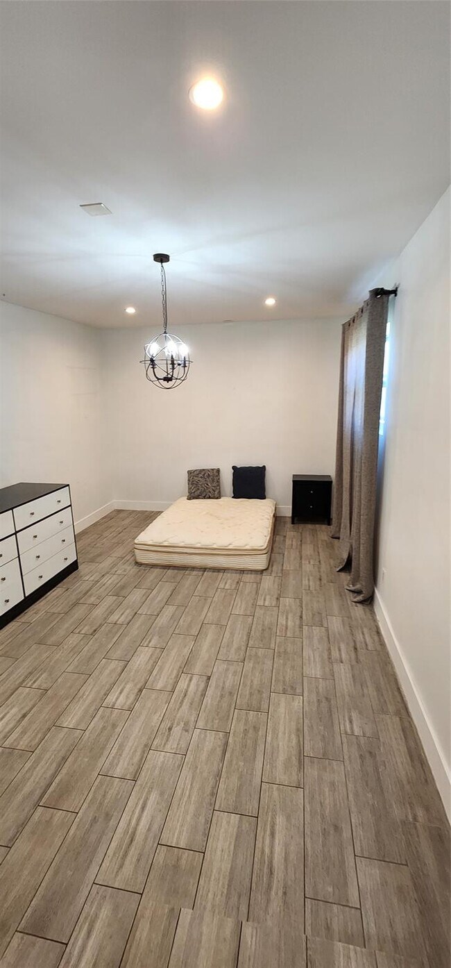 Building Photo - 806 NE 7th St