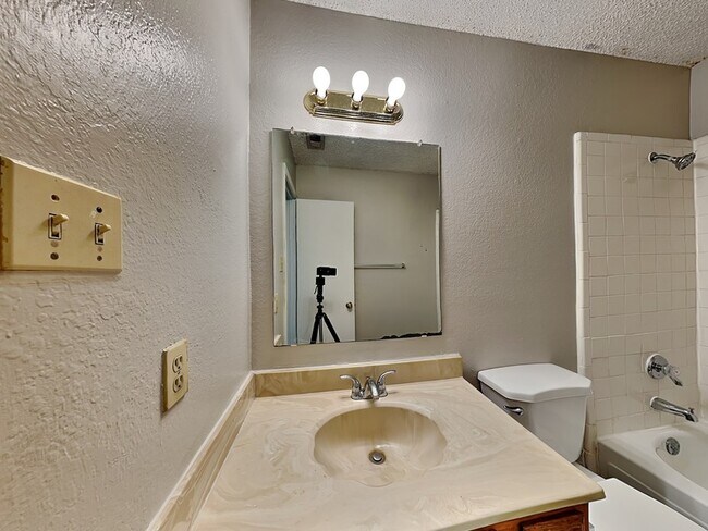 Building Photo - 1012 Garden Trail