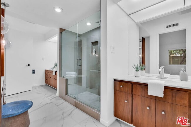 Building Photo - 802 N Crescent Dr